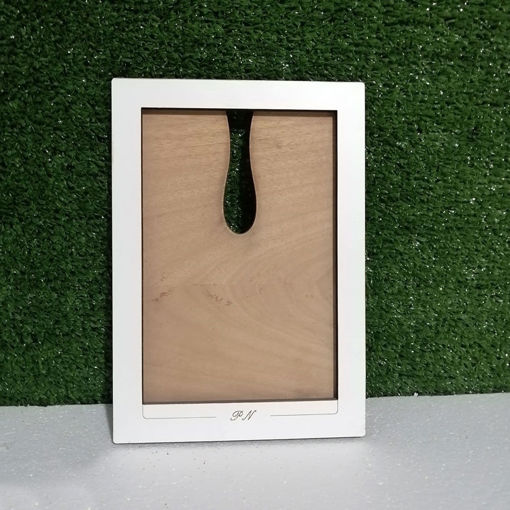 Immagine di Cornice in Legno con Incisione delle Iniziali