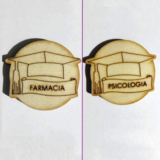 Immagine di Calamita Personalizzata in Legno per Laurea