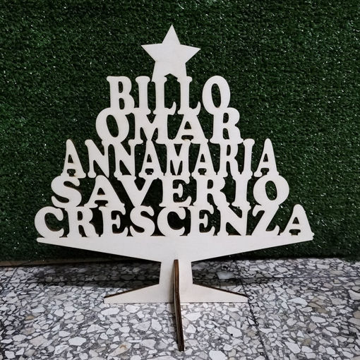 Immagine di Albero di Natale in Legno con nomi personalizzati