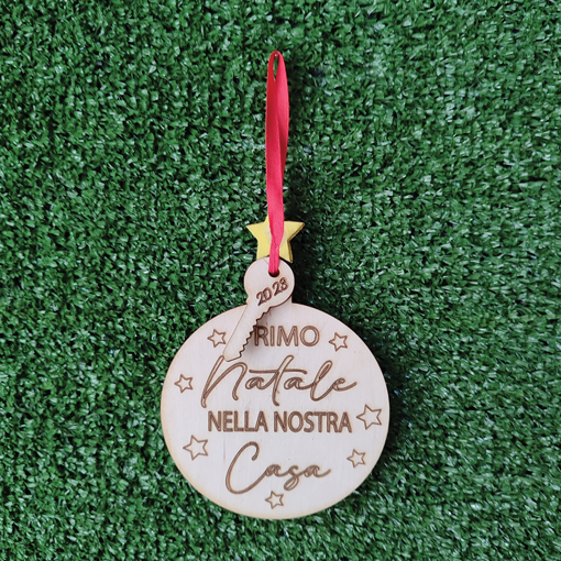 Pallina Natalizia in Legno con Chiave e Incisione Personalizzata